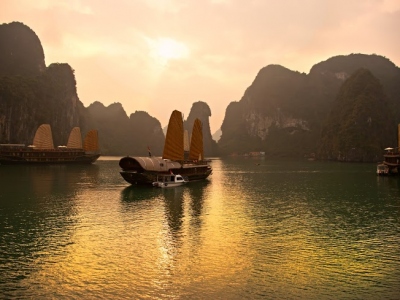 Halong-Bayy